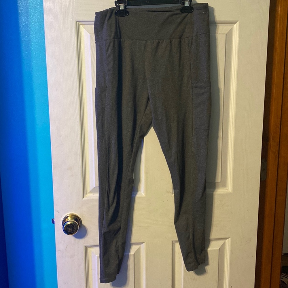 SUPER stretchy athletic leggings